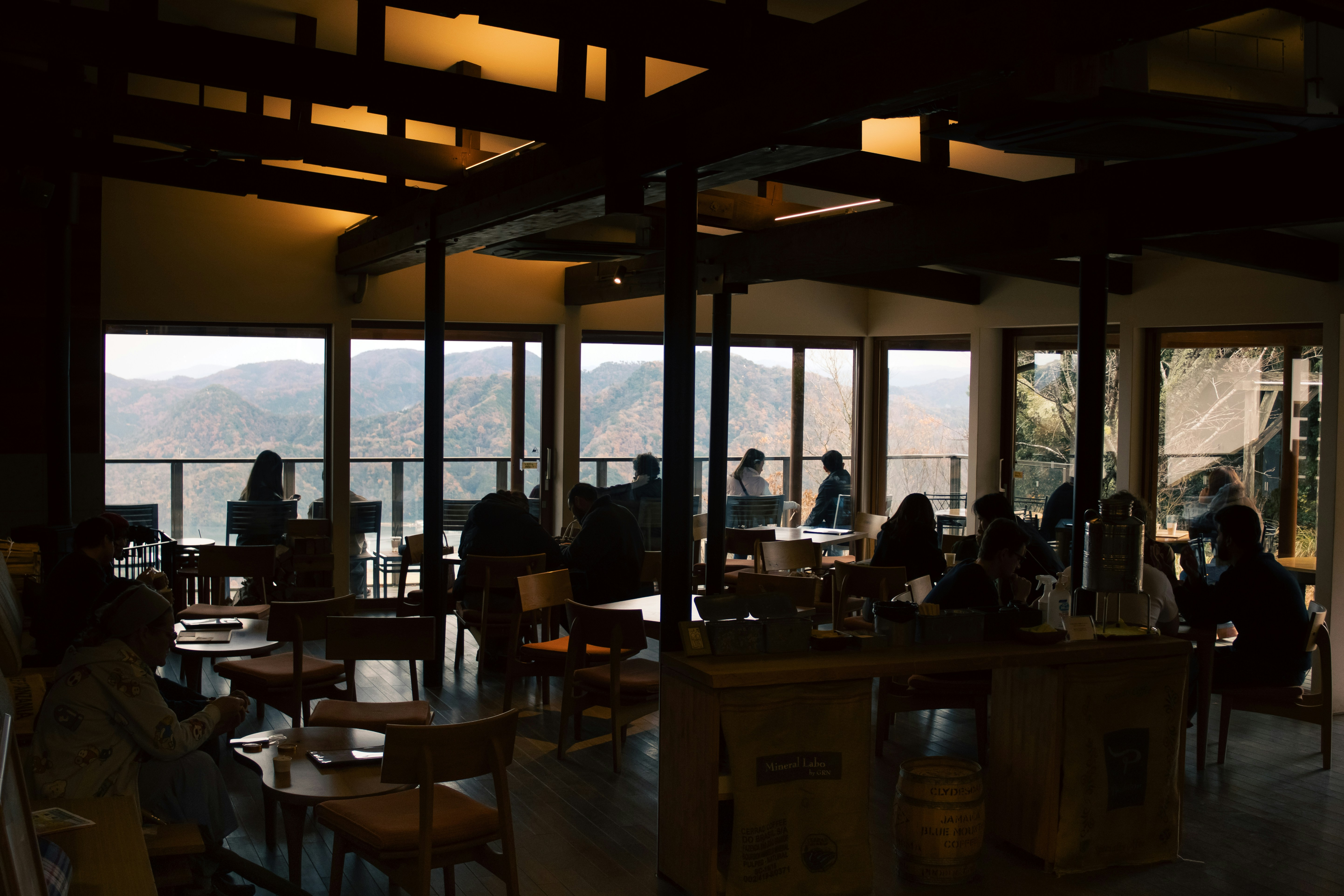 Lokalna restauracja za granicą — kulinarna część podróży